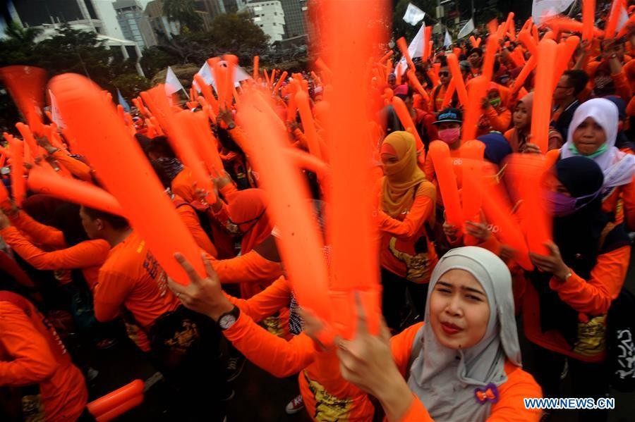 Hôm 1/5, hàng trăm công nhân lao động tuần hành hòa bình trên đường phố Jakarta, Indonesia để chào mừng  Ngày Quốc tế Lao động.